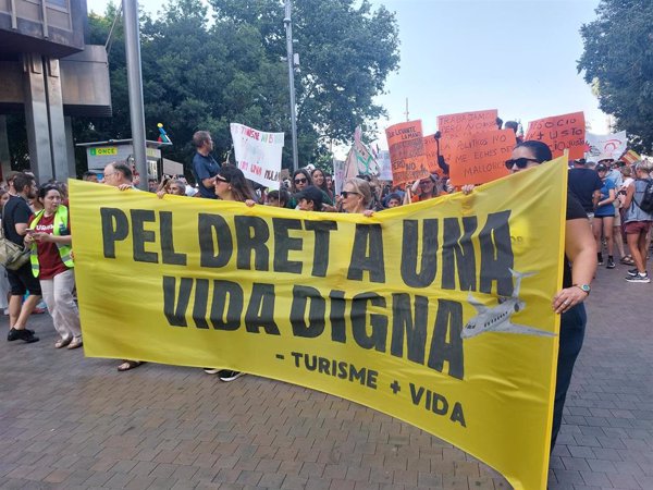 Miles de personas protestan en Palma contra la 