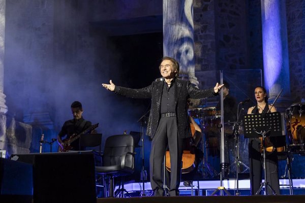 Raphael regresa a los escenarios en una noche de 
