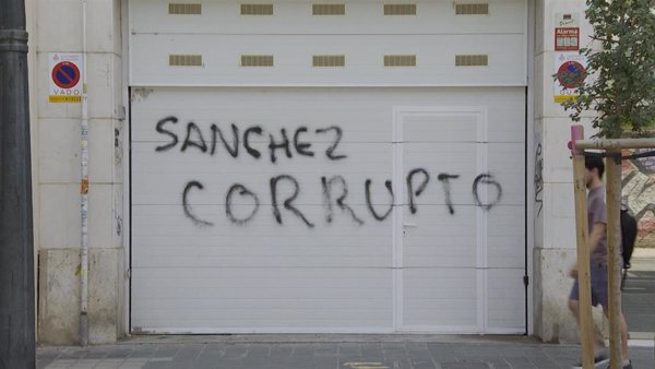 Ábalos denuncia a la Policía las pintadas en su casa de Valencia y carga contra el 