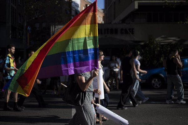Anged, patronal de la gran distribución, y sindicatos firman un acuerdo para la igualdad LGTBI en el empleo