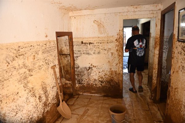 Vecinos de Azuara (Zaragoza) evalúan los destrozos tras la tormenta del viernes: