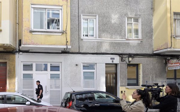 Unas 200 personas se concentran en A Coruña para condenar el asesinato de una mujer por parte de su pareja