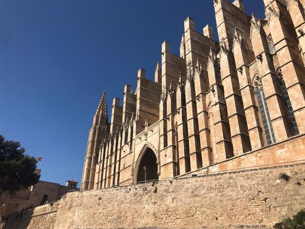 Muere un hombre al caer desde la muralla de la Catedral de Mallorca a Ses Voltes, en Palma