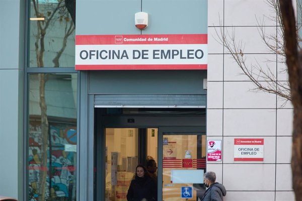 Casi 550.000 personas mayores de 50 años cobran subsidio pordesempleo, un 3,4% más que en 2024