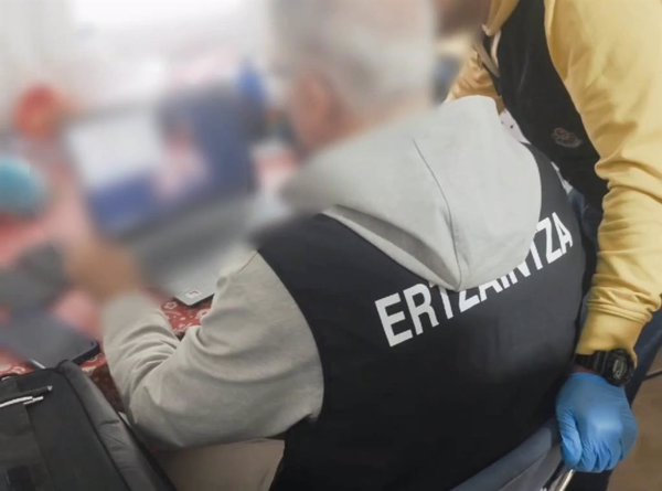 Ertzaintza y Policía Nacional detienen a un hombre en Toledo acusado de agresión sexual a menores y pornografía