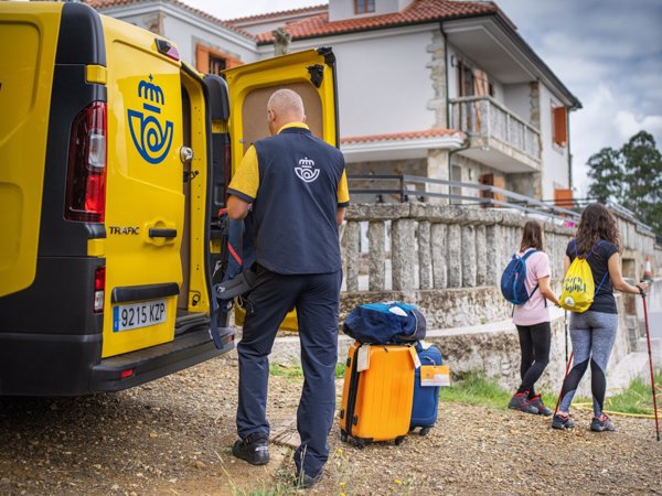 Grupo Correos lanza el transporte de mochilas en el Camino Portugués desde Oporto