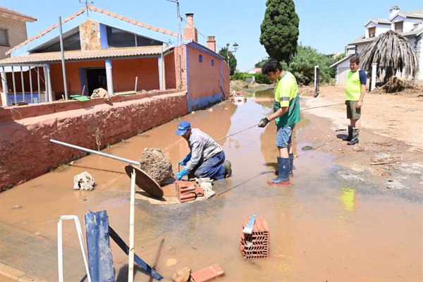 Casi 300 efectivos trabajan en pueblos aragoneses afectados por las tormentas, donde preocupa el abastecimiento de agua
