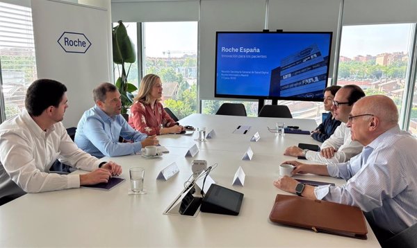 Sanidad y Roche se reúnen para abordar la implantación de las herramientas de salud digital en el SNS