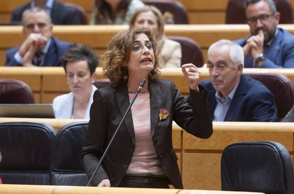 Montero niega que el presidente del TEAC haya dimitido por recibir comisiones y se distingue de la