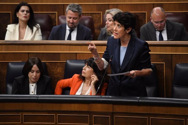 Sayas (PP) reprocha a Elma Saiz su vínculo con Santos Cerdán y la ministra replica que UPN condecoró a Koldo