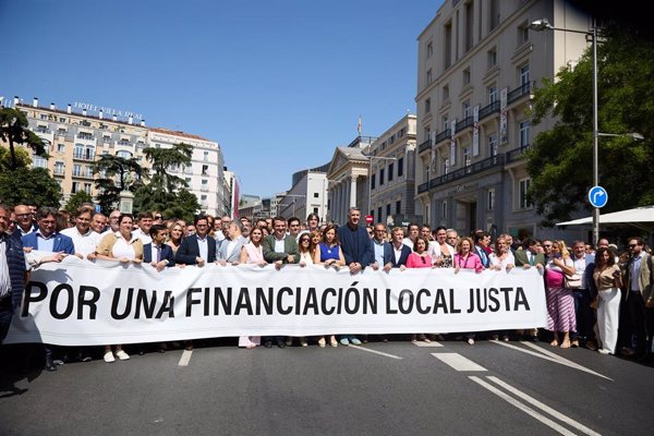 Los alcaldes del PP se concentran frente al Congreso para exigir al Gobierno la reforma de la financiación local