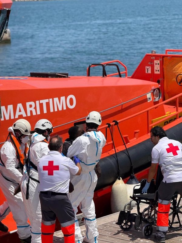 Suc-Rescatan una patera con 16 adultos y cuatro menores en Alicante y trasladan a 2 al hospital tras 14 días a la deriva