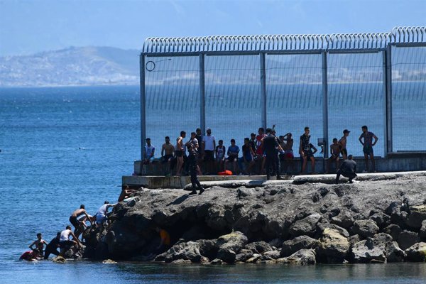 Las mandatarias de Ceuta acusadas de repatriar ilegalmente a 55 menores marroquíes señalan a Marlaska como responsable