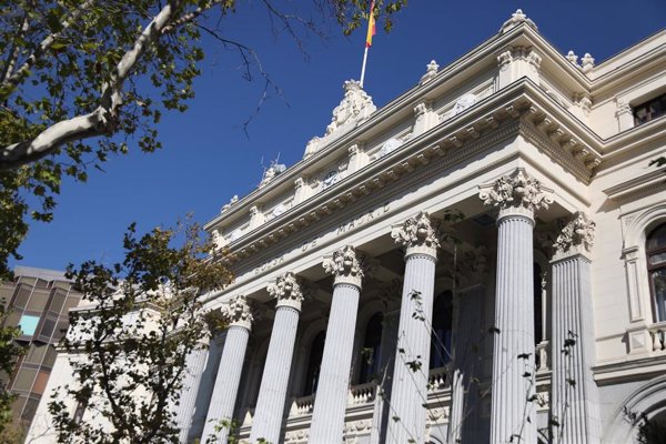 El Ibex 35 pierde los 13.900 puntos al caer un 0,45% en la apertura tras la Fed