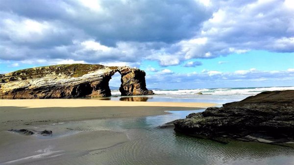 Las Catedrales, la Malvarrosa y Muro encabezan el ranking de las playas favoritas de los españoles