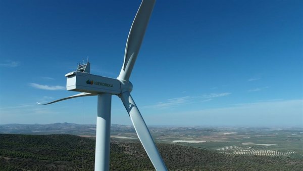 Iberdrola firma un acuerdo de venta de energía eólica a Renfe por 3.700 GWh hasta 2035