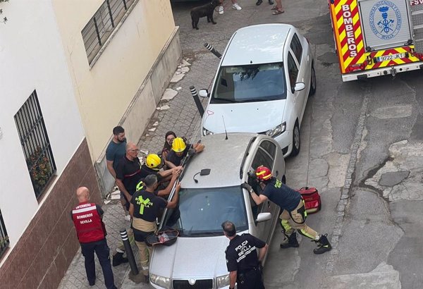 Rescatada una menor de tres años al quedarse atrapada en un coche en Sevilla