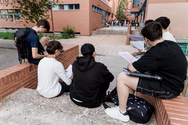 Más del 15% de los jóvenes españoles abandonó algún tipo de estudio oficial en 2024, según el INE