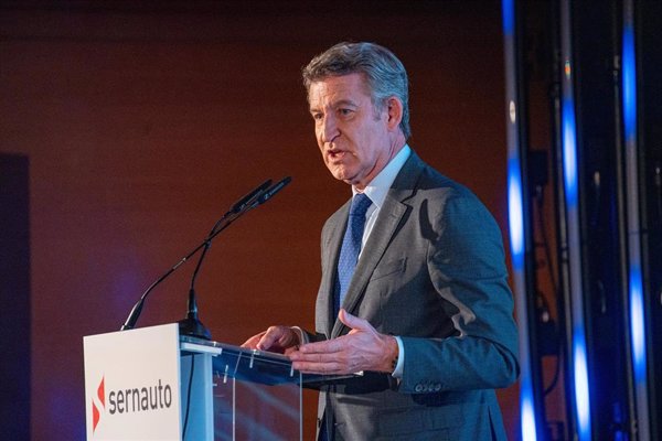 Feijóo propone una ventanilla única y un fondo de descarbonización para el sector automovilístico