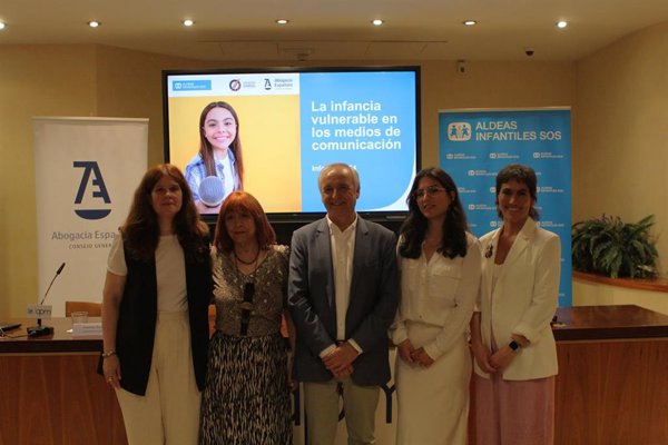 Los medios conciencian sobre la infancia vulnerable pero deben mejorar el uso de imágenes y titulares, según Aldeas