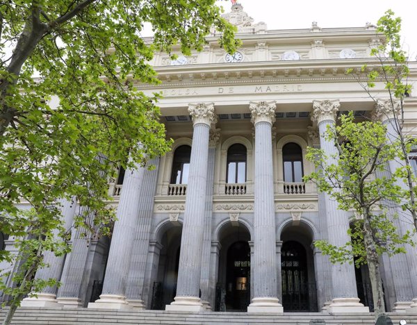El Ibex 35 cae un 1,28% y cede los 13.800 puntos, mínimos de hace un mes, tras la Fed