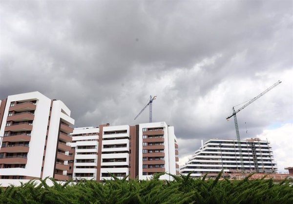 Las hipotecas sobre viviendas suben un 14% en abril y el interés suma tres meses por debajo del 3%