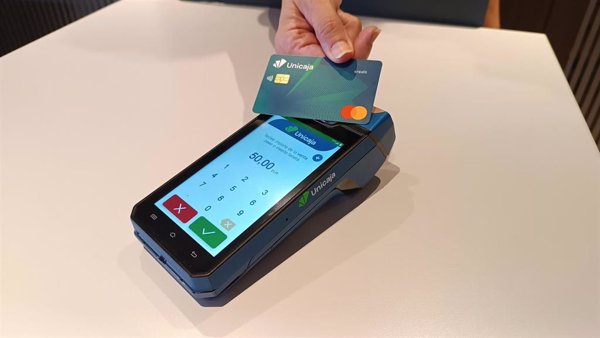 Unicaja renueva sin coste los TPV de sus clientes para adaptarlos a la nueva normativa de accesibilidad