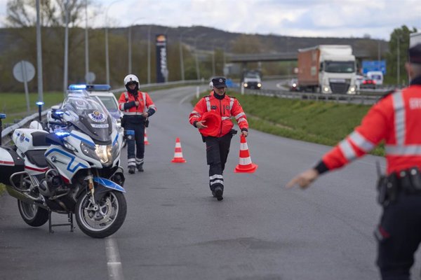 Fallece tras volcar su vehículo y quedar atrapado en el interior en la N-622 en Zuia (Álava)