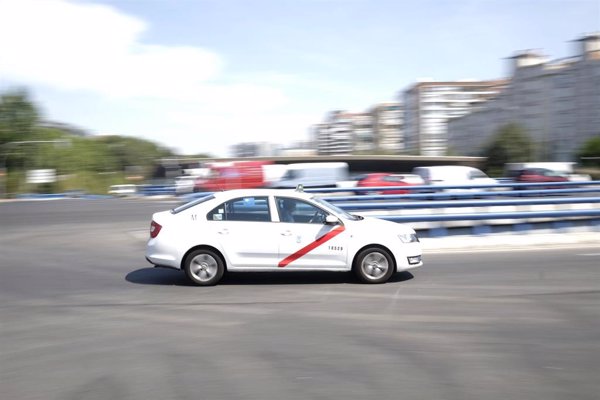 Sindicatos y patronal firman un convenio del taxi con mejoras laborales para los conductores