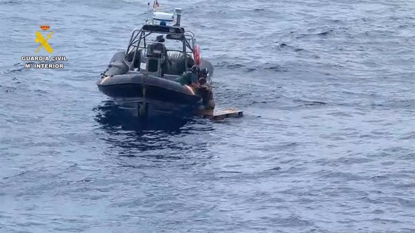 Rescatan a un hombre que intentaba cruzar de Tenerife a Gran Canaria a bordo de un palet de madera