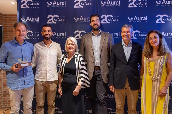 Abel Antón, homenajeado en el 20 aniversario del equipo Aural Centros Auditivos