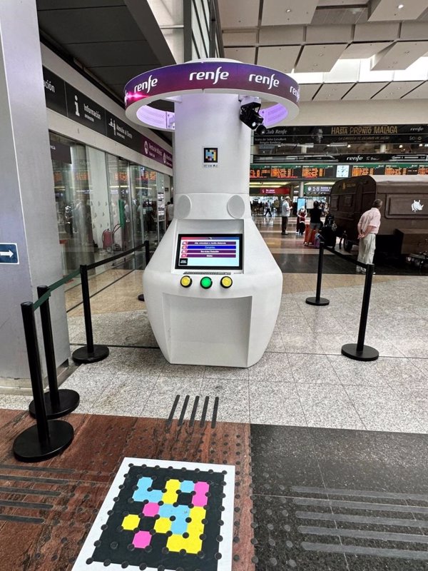 Adif, Renfe e Ineco instalan un punto de ayuda para facilitar la movilidad de personas con discapacidad