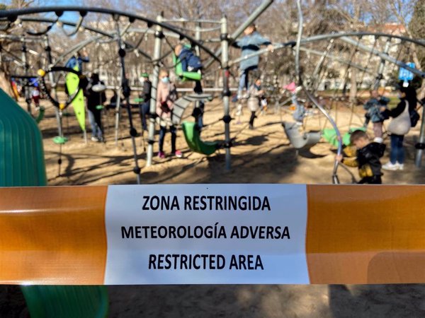El Retiro y otros ocho parques históricos de Madrid son balizados hasta las 21.00 horas por condiciones adversas