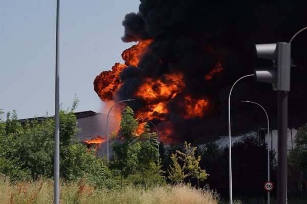 Vitoria determina el confinamiento de los vecinos de dos barrios ante el incendio en una fábrica