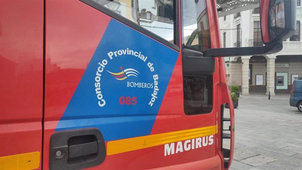 Suc-Un hombre de 78 años es rescatado por los bomberos de su coche tras empotrarse en un comercio en Don Benito(Badajoz)