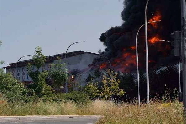 Los vecinos de la zona afectada por el incendio de una fábrica en Vitoria serán trasladadas a un centro cívico