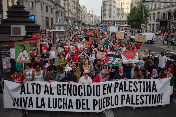 Miles de personas desfilan por la Gran Vía de Madrid en apoyo a Palestina y para pedir 