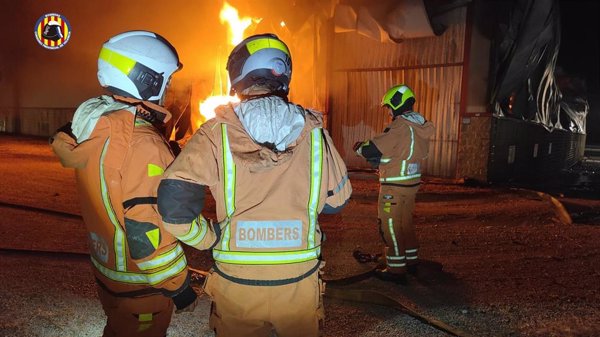 Un incendio en una empresa de envasado de aceite en Algemesí (Valencia) causa el colapso de la nave industrial