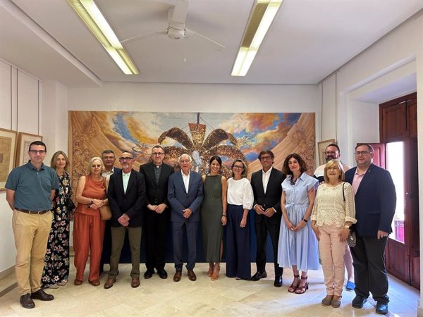 El obispo de Solsona Francisco Conesa, porta estandarte de las representaciones del Misteri d'Elx en 2025