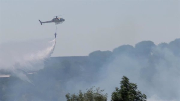 Un incendio en Martorell (Barcelona) obliga a interrumpir la circulación de la R4 de Rodalies