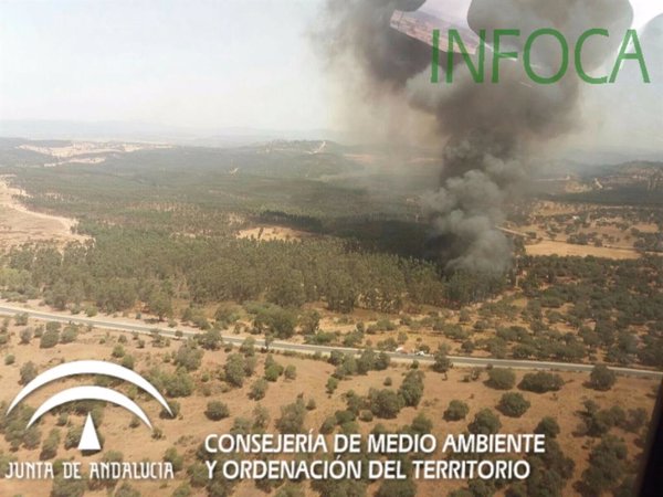 Activada la fase de emergencia por un incendio forestal en Zalamea (Huelva) con 10 aeronaves