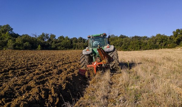 Muere un hombre de 72 años tras al volcar un tractor en un camino de Ronda