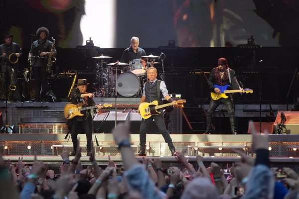 Springsteen invoca en San Sebastián el poder liberador del rock frente a los autoritarismos ante 40.000 seguidores