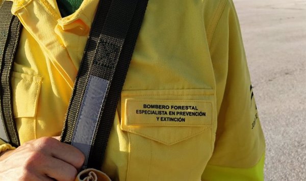 Infoca trabaja en el control del incendio forestal de Villaviciosa de Córdoba tras ser estabilizado