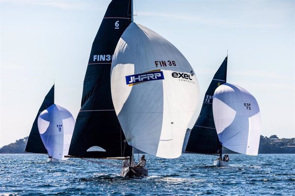 El Trofeo Xacobeo corona al 'Joy' en Sanxenxo
