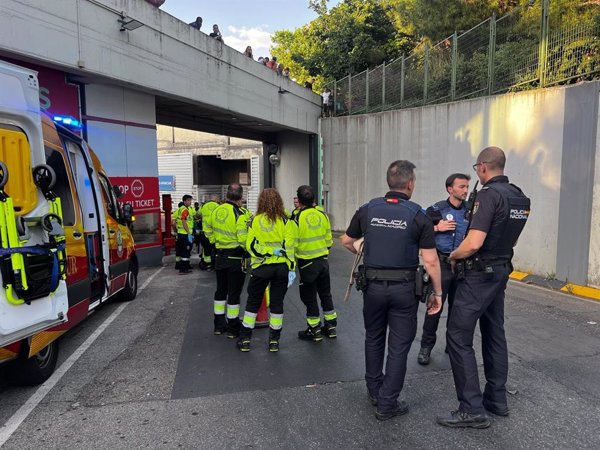 Herida grave al precipitarse desde 7 metros tras ser agredida por un hombre en la estación de Méndez Álvaro