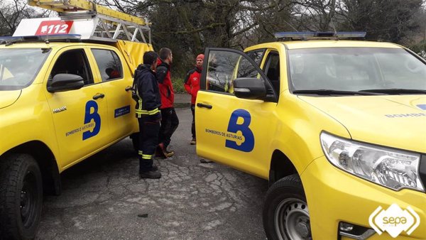 Fallece un hombre de 56 años tras volcar con un tractor en una finca en Pravia (Asturias)