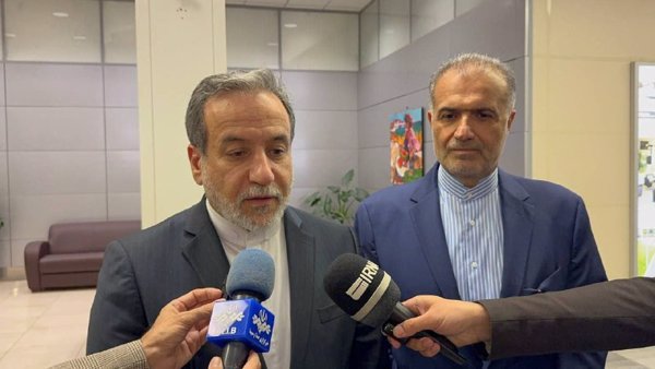 Araqchi acusa a EEUU de atacar la 