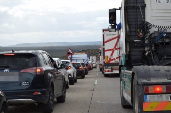 Cortada la A-4 en ambos sentidos en Guarromán (Jaén) por el vuelco de un camión cisterna