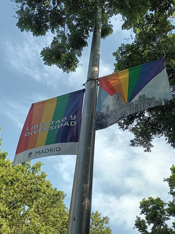 Almeida no desplegará bandera arcoíris pero sí iluminará 2.800 metros de fachada y deja 